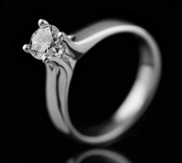 검은 배경에 있는 보석 다이아몬드 반지. — 스톡 사진