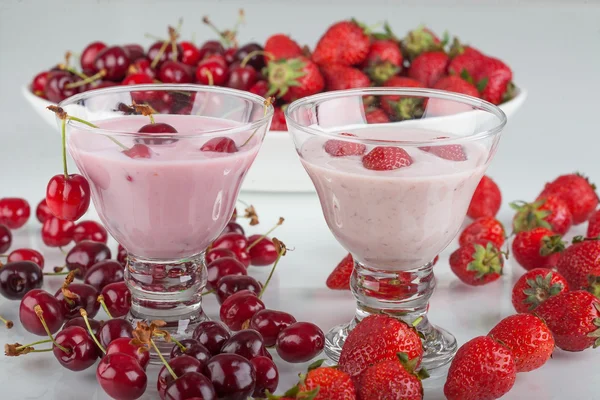 Fresh fruit and fruit yogurt — Stock Photo, Image