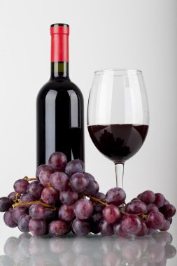 kırmızı şarap cam izole beyaz zemin üzerine üzüm ile
