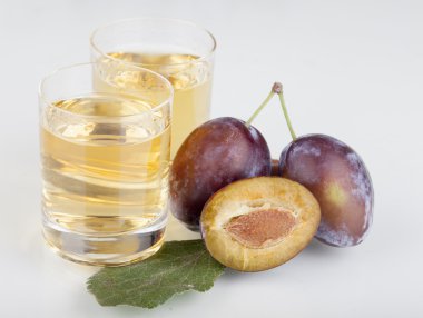 Erik ve brendi beyaz bir arka plan üzerinde