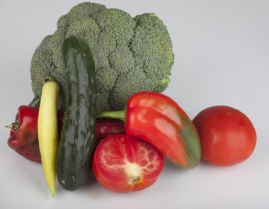 bir dizi üzerinde beyaz izole taze sebze