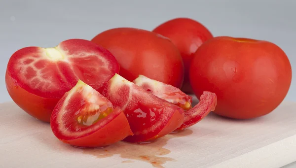 Tomate sur une planche de bois de cuisine — Photo