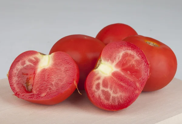 Tomate sur une planche de bois de cuisine — Photo