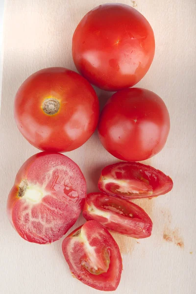 Tomate sur une planche de bois de cuisine — Photo