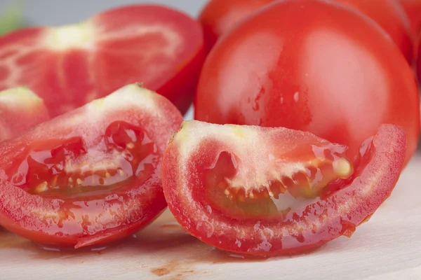 Tomate sur une planche de bois de cuisine — Photo