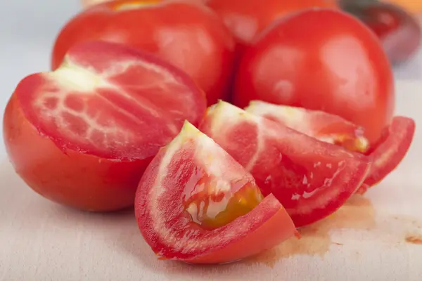 Tomate sur une planche de bois de cuisine — Photo