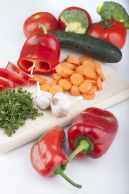 bir dizi üzerinde beyaz izole taze sebze