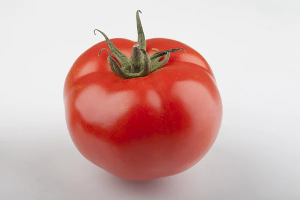 Tomate sur une planche de bois de cuisine — Photo