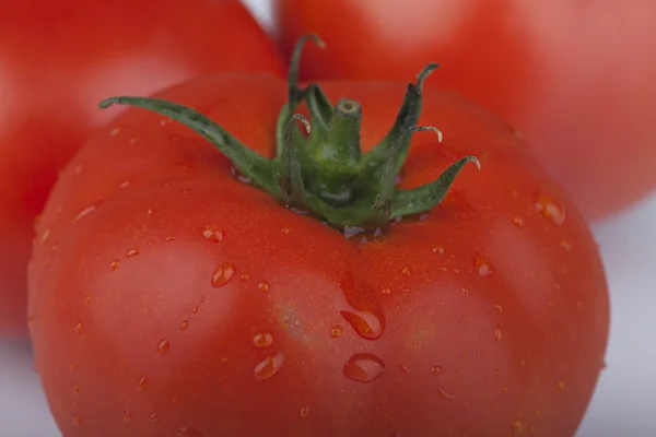 Tomate sur une planche de bois de cuisine — Photo