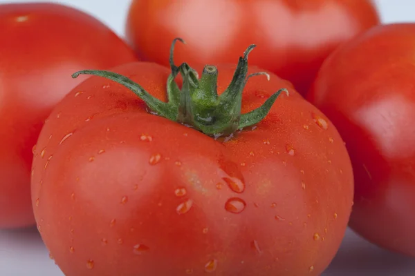 Tomate sur une planche de bois de cuisine — Photo