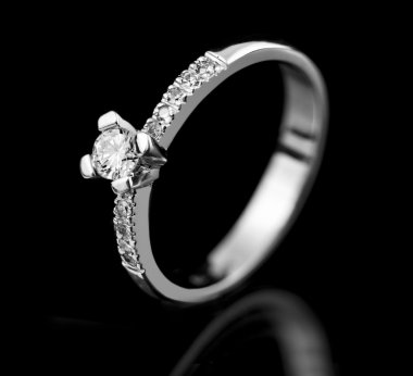 Siyah bir arka plan üzerinde mücevher yüzük.