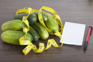 Ahşap masa üzerinde taze salatalık