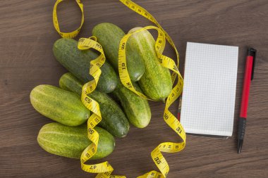 Ahşap masa üzerinde taze salatalık