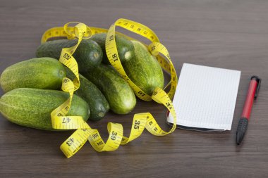 Ahşap masa üzerinde taze salatalık