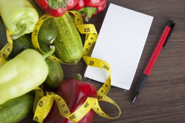 bir mezura sağlıklı beslenme bir sembolü olarak ahşap zemin ile taze sebze