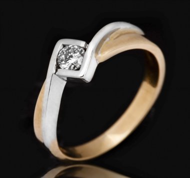 Siyah bir arka plan üzerinde mücevher yüzük.