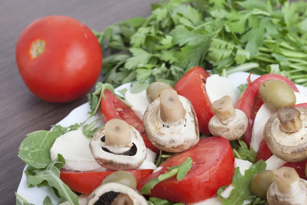Insalata caprese con mozarella, pomodori, olive e funghi — Foto Stock