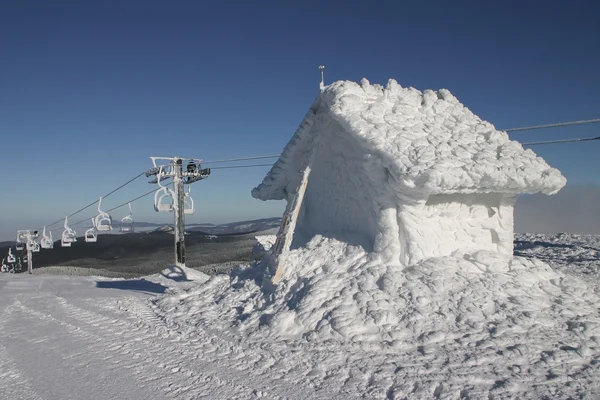 Wyciąg narciarski w słonecznym ale zamrożenie Pogoda — Zdjęcie stockowe