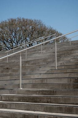 Mavi gökyüzü ağacı paslanmaz modern tasarım tırabzan merdiven büyük taş giriş şehir dışı 