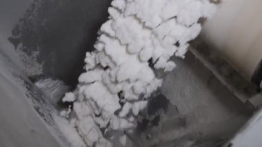 Kuruması için deliğe beyaz şeker dökülür..