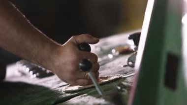 Eski vinç kontrol kolları. İşçilerin eli..