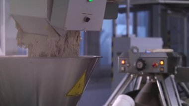 Hamuru ekmek pişirmek için hazır porsiyonlara böl.