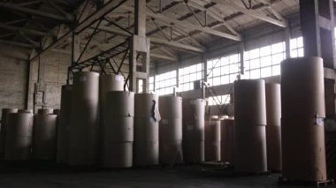 Karton ve kağıt rulolarının üretimi fabrika deposunda..