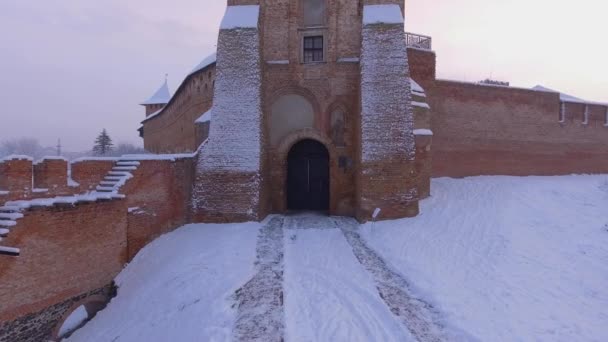 Главная башня Любартского замка. Зима. Много снега.. — стоковое видео