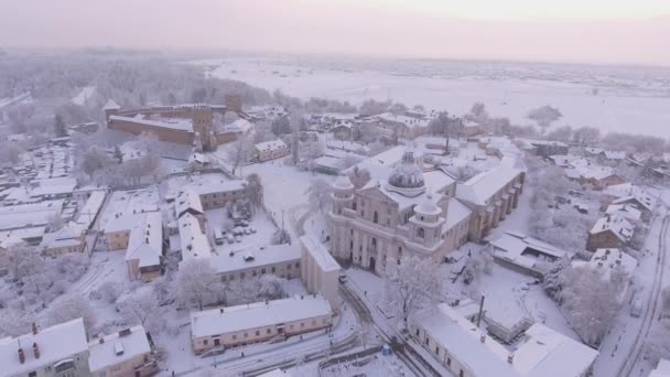 La parte histórica de la antigua ciudad de Lutsk. Vista nevada de invierno. — Vídeo de stock