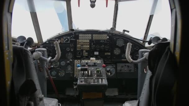 Gros plan du poste de pilotage, des outils et des panneaux de l'ancien An-2 — Video