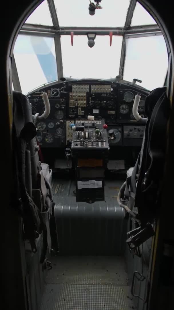 Gros plan du poste de pilotage, des outils et des panneaux de l'ancien An-2 — Video