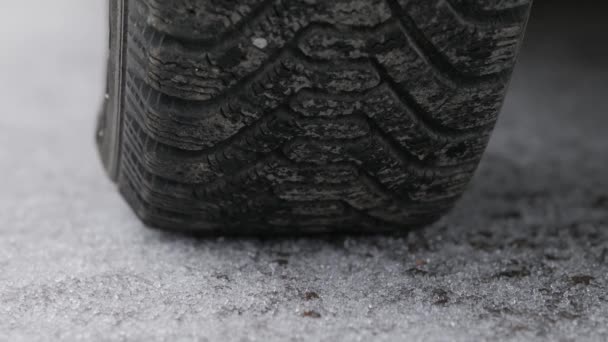 道路上の冬の雹。車の車輪. — ストック動画