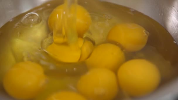A sárgája és a fehérje lassan beleesik a tálba. Sárgája a tésztagyártáshoz. — Stock videók