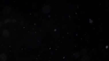 Kış gecesi kar taneleri arka planda..