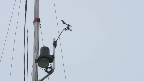 Anemómetro en el aeropuerto. Gira rápidamente del viento. — Vídeos de Stock