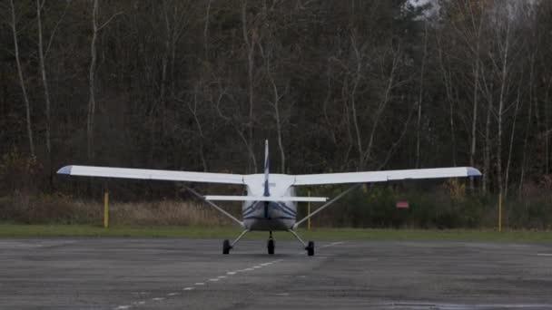 Um jato privado monomotor está se movendo para a pista. — Vídeo de Stock