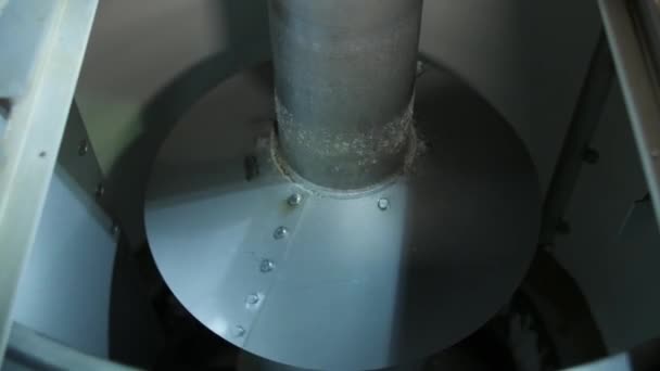 Centrifugeuse par lots pour la production de sucre. Chargement du sucre, sa rotation. — Video