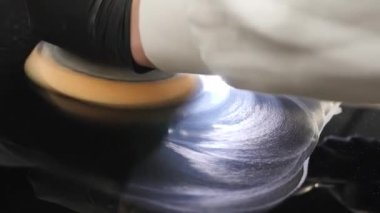 Otomobil servisinde cilalı siyah araba cilası..