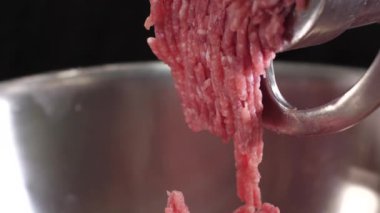 Elektrik kıyma makinesinin işleyişi yakın plan. Dolma.