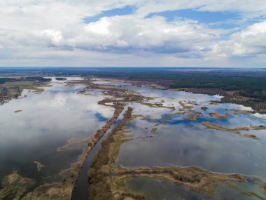 Nehirde bahar seli. Çayırların seli Volyn, Ukrayna.