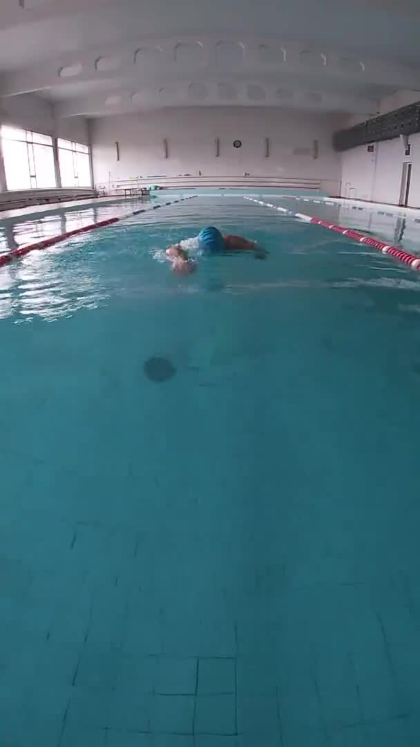 保護医療マスクの男がプールで泳いでいる。バカバカしい. — ストック動画