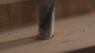 Sondaj makinesiyle delme işleminin makro videosu.