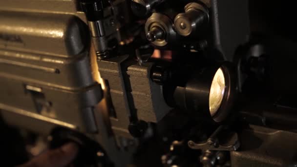 Le projecteur s'allume. Le mécanisme fait défiler le film par une lampe lumineuse. — Video