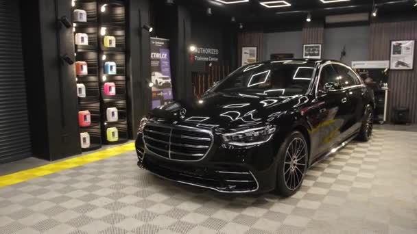 Луцк, Украина - 23 февраля 2021 года: Mercedes-Benz S-Class W223 новый автомобиль — стоковое видео