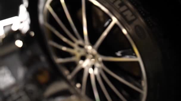 Lutsk, Volyn, Ukrajina - 23. února 2021: Mercedes-Benz. Kolo a pneumatika. — Stock video
