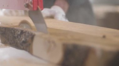 Elektrikli testere ile tahta kesme işlemi..