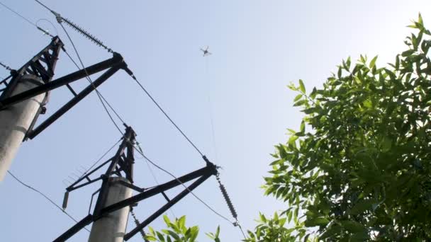 Räddningsoperation för att rädda en kvadcopter som fastnat i trådar. — Stockvideo