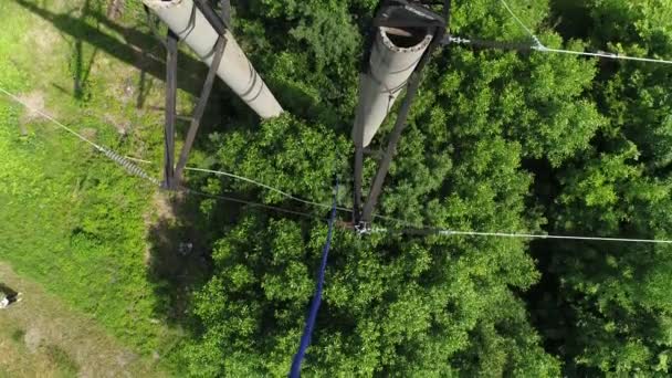 Reddingsoperatie ter redding van een quadcopter gevangen in draden. — Stockvideo