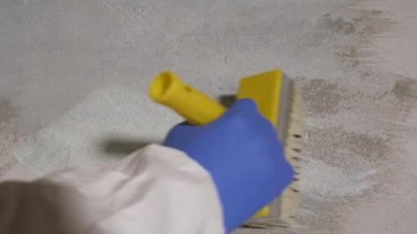 Duvara astar beyaz tulumlu elle uygulanır..