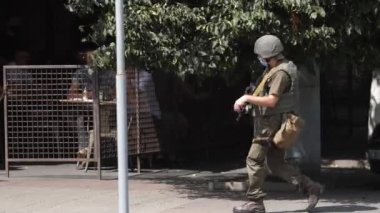 Lutsk, Ukrayna - 21 Temmuz 2020: Ukrayna Ulusal Muhafız Birliği bir kadın hareketinin yönünü bloke etti